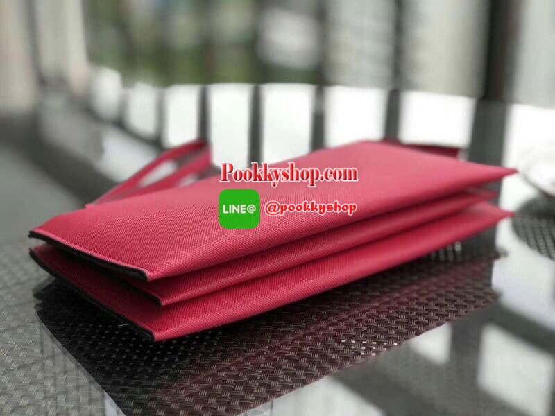 KATE SPADE Wallet Clutch Bag กระเป๋าทรงคลัชสุดคุ้มหนัง Saffiano ด้านหน้ามีโลก้แบรนด์ มาพร้อมสายคล้องมือ เปิดปิดด้วยซิปสะดวกใช้ สามารถใส่แทนกระเป๋าสตางค์ใบยาว ภายในแบ่งออกเป็น3ช่องหลัก มีช่องใส่บัตร เครื่องสำอาง เครื่องเขียน เหรียญ ไส่ไอโฟนพลัส ได้ค่ะ มีกล