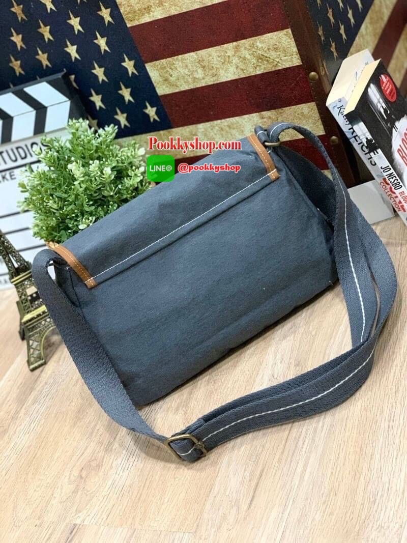 Kipling CARTERA KOUROU Crossbody Bag รุ่นใหม่สำหรับทรงครอสบอดี้ สไตล์สุดฮิตกับการใช้งานที่ง่าน หยิบจับของได้อย่างสะดวกสบาย เปิดปิดด้วยกระดุมแม่เหล็กและซิปด้านใสเพิ่อความปลอดภัย วัสดุ 100% Polyester ลายผ้าบุด้านในดูมีดีเทล สายสะพายปรับได้ฟรีไซส์ ปรับดับพวง