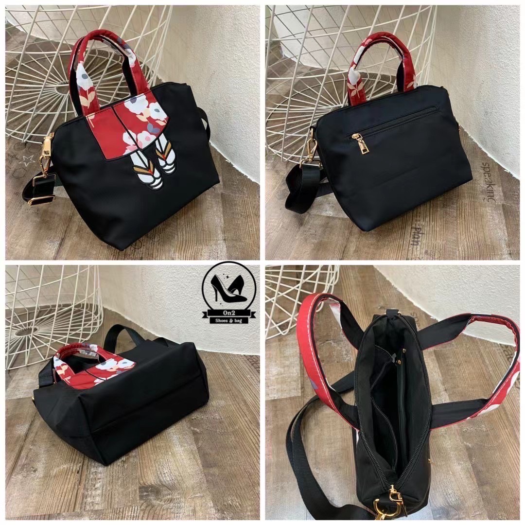 กระเป๋าทรงชอปปิ้ง shoping bag แบรนด์ mis zapatos วัสดุตัวกระเป๋าทำจากผ้ากันน้ำอย่างดี อะหลั่ยสีทอง water proof ด้านหน้าลายน่ารักมากๆ ด้านหลังมีช่องซิป มาพร้อมสายยาว ทำจากผ้ากันน้ำตัวเดียวกับกระเป๋า สามารถปรับระดับได้