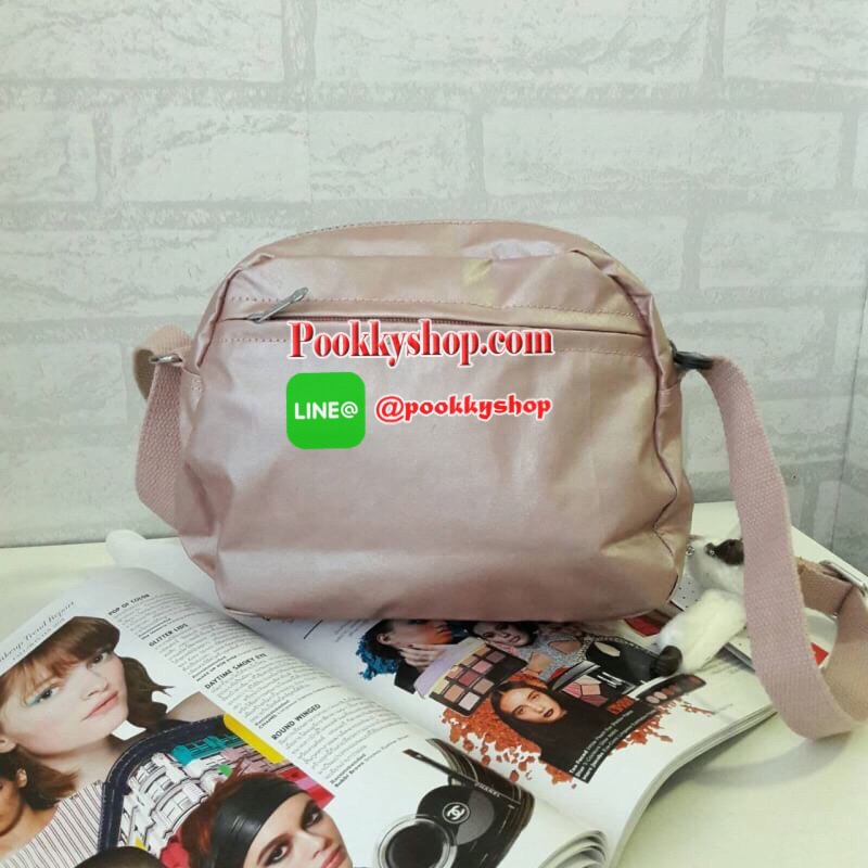 พร้อมส่ง KIPLING mini handbag k15313 กระเป๋าสะพายสุดน่ารัก ด้วยทรงกระเป๋าที่แสนจะน่ารัก มีความโค้งมน ขนาดกำลังดี ใช้งานง่ายๆในทุกวันของคุณ มีช่องด้านหน้าเปิดปิดง่ายด้วยตีนตุ้กแก และช่องอเนกประสงค์ปิดมิดด้วยซิป พร้อมพวงกุญแจน้องลิงอันเป็นเอกลักษณ์ของแบรนด์