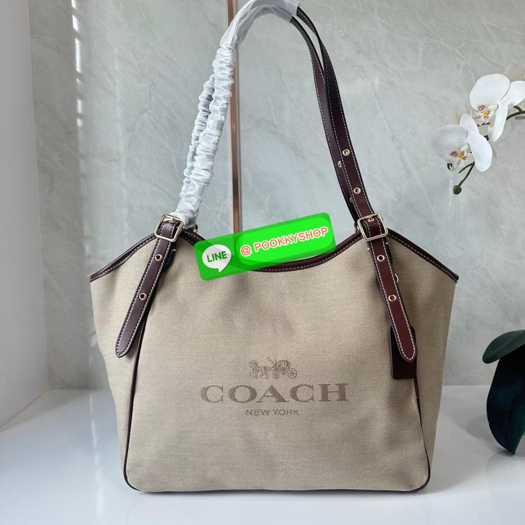 COACH CR167 MEADOW SHOULDER BAG 🔖กระเป๋าถือคอลเลคชั่นใหม่ ใบใหญ่ตอบโจทย์คนสัมภาระเยอะ 🔖วัสดุ: ผ้าแคนวาสตัดขอบหนังแท้ 🔖เปิด-ปิดด้วยซิป 🔖ภายในโล่งใส่ของได้เยอะมาก มีช่องซิป1ช่อง ช่องใส่ของจุกจิก1ช่อง 🔖ด้านหลังมีช่องซิ
