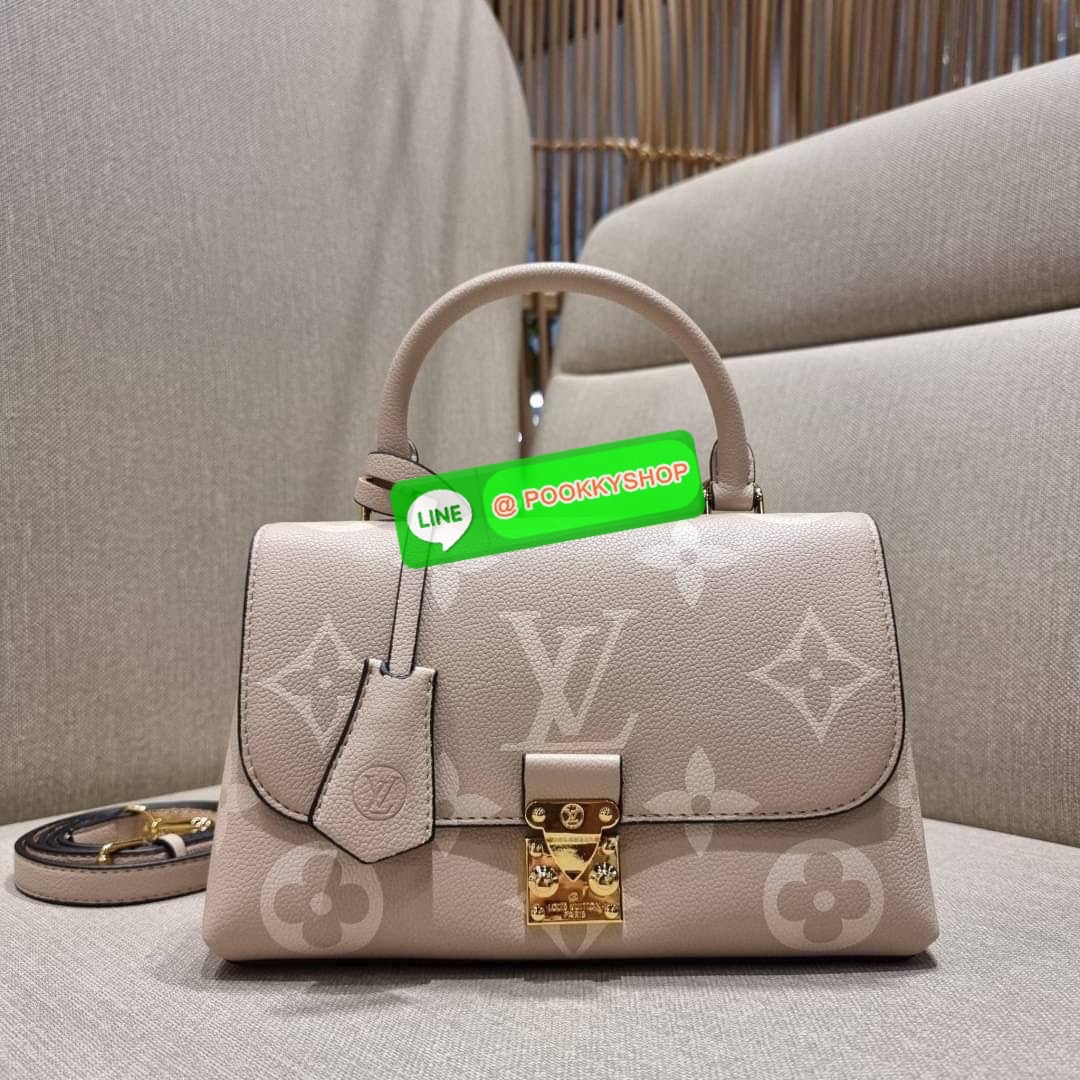 LV MADELEINE BAG ใหม่ล่าสุด อีกหนึ่งรุ่นคลาสสิคหายาก จากเคาน์เตอร์ dutyfree ที่สาวๆรอคอย กระเป๋าถือ/สะพายข้าง ดีไซน์เรียบง่าย แต่เต็มไปด้วยดีเทลความหรู วัสดุหนังวัวปั๊มลายเอกลักษณ์ เปิด‐ปิดด้วยอะไหล่กดล็อคสีทองหรู และมีพวงหนังห้อยพิเศษแถมมาให้ด้วย ภายในแบ