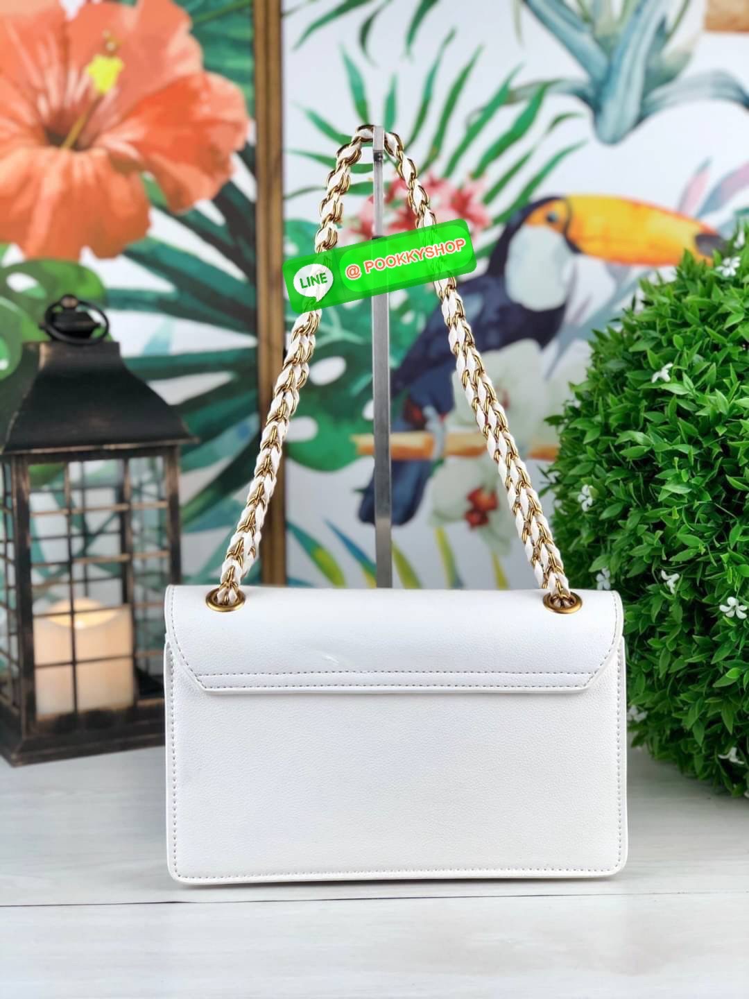 Restock พร้อมส่งครบสีค่า เพิ่มความหรูหราให้คุณกับใบนี้เลยค่ะ Charles & Keith Chain Strap Shoulder Bag กระเป๋าสะพายสายโซ่วางอยู่ทรง วัสดุหนังลายเกรน ตัดกับอะไหล่สีทองหรูหราลงตัว เปิดปิดแบบตัวดันล็อก ด้านในมีช่องซิปเล็ก1 ช่อง จุของได้ดี ใส่กระเป๋าเงินใบยาวไ