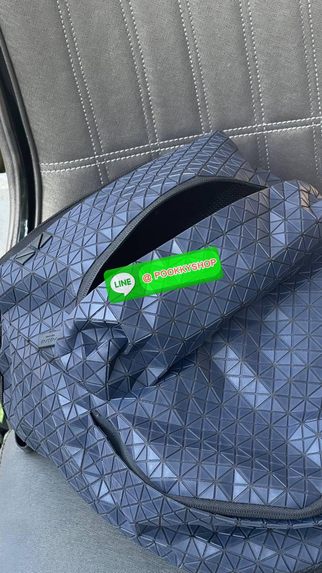 Bao Bao Issey Miyake Daypack geometric backpack กระเป๋าเป้ทรงคลาสสิก รองรับน้ำหนักได้ดี เหมาะกับการเดินทาง เป้สะพายหลังรุ่น Daypack One-Tone Backpack มาในรูปทรงกระเป๋าเป้สุดคลาสสิก โดดเด่นด้วยการออกแบบที่เป็นเอกลักษณ์ วัสดุสามเหลี่ยมขนาดเล็กพิเศษ ได้กลิ่น