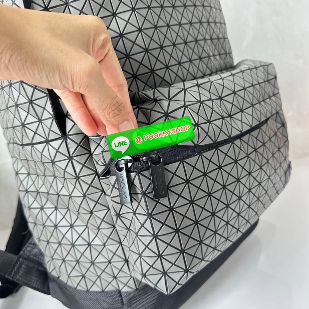 BAO BAO ISSEY MIYAKE KURO DAYPACK BACKPACK 🔖กระเป๋าเป้รุ่นฮอตทรงเรขาคณิตที่สุดในญี่ปุ่น KURO ภาษาญี่ปุ่นคือมาความเก๋ไก๋ เป็นกระเป๋าเป้ที่น้ำหนักแต่สามารถรับน้ำหนักได้ดี 🔖วัสดุ โพลียูรีเทน(Polyurethane) น้ำหนักเบา มีความแข็งแรง 🔖เปิ