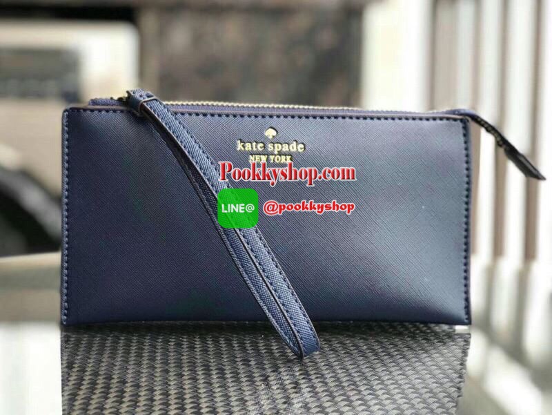 KATE SPADE Wallet Clutch Bag กระเป๋าทรงคลัชสุดคุ้มหนัง Saffiano ด้านหน้ามีโลก้แบรนด์ มาพร้อมสายคล้องมือ เปิดปิดด้วยซิปสะดวกใช้ สามารถใส่แทนกระเป๋าสตางค์ใบยาว ภายในแบ่งออกเป็น3ช่องหลัก มีช่องใส่บัตร เครื่องสำอาง เครื่องเขียน เหรียญ ไส่ไอโฟนพลัส ได้ค่ะ มีกล