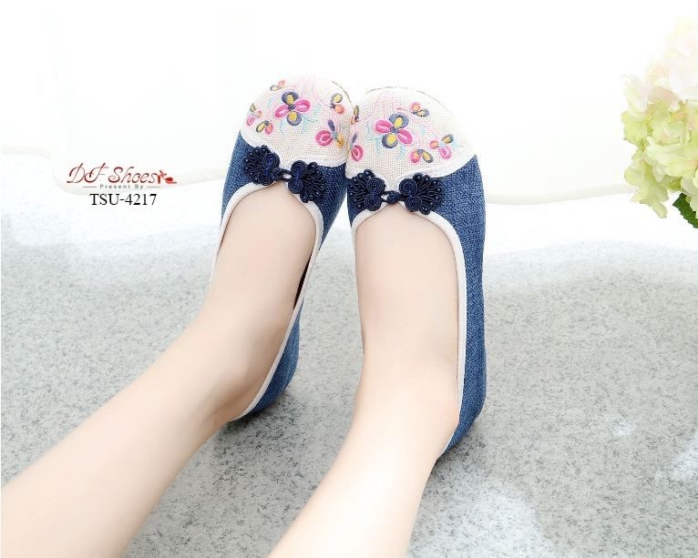 สินค้าพร้อมส่ง รองเท้าปักแบบสวมนำเข้า วัสดุผ้าทอ ปักลายด้านหน้า น้ำหนักเบา ใส่สบายค่ะ เสริมส้นด้านใน พื้นยางกันลื่น ห้ามพลาดนะคะ