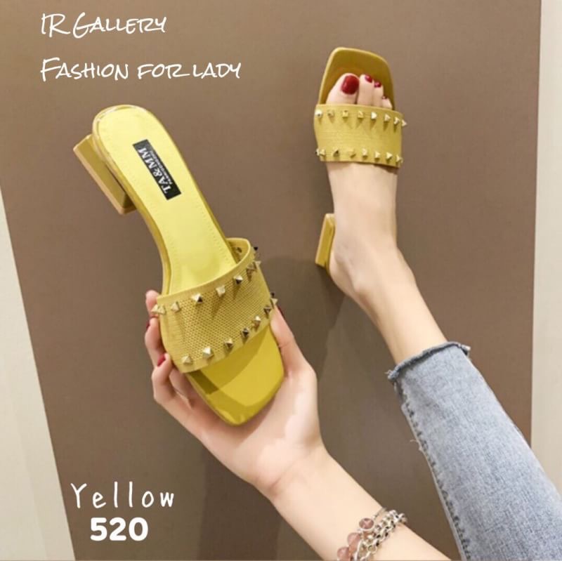 520 แบบขายดี!!! พร้อมส่ง สินค้านำเข้า มาแล้วค่าาาา รุ่นที่สาวๆตามหากันจ้าละหวั่น คือนางชิคๆคูลๆใส่แล้วเก๋มากๆ ใช้ผ้านิ่มทออย่างดีเลยค่าดีเทลตอกหมุดทอง ส้นหนา 1 นิ้ว ใส่สวยมาก สั่งด่วนก่อนหมดค่า