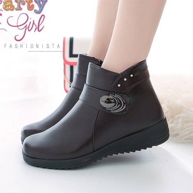 สินค้ามาใหม่พร้อมส่งค่ะ!! Item นุ่มๆอุ่นสบายถนอมเท้า รองเท้าบู้ทสั้นหุ้มข้อ วัสดุ pu คุณภาพดี เนื้อหนานุ่มมากสวยขึ้นทรง พื้น 3.5 c.m. มีซิปถอดใส่ง่าย เพิ่มดีเทลตกแต่งอะไหล่ด้านข้างสวยเก๋สะดุดตา ภายในรองเท้าบุขนนุ่มมากก พื้นรองเท้าเป็นยางพารายึดเกาะดีเยี่ย