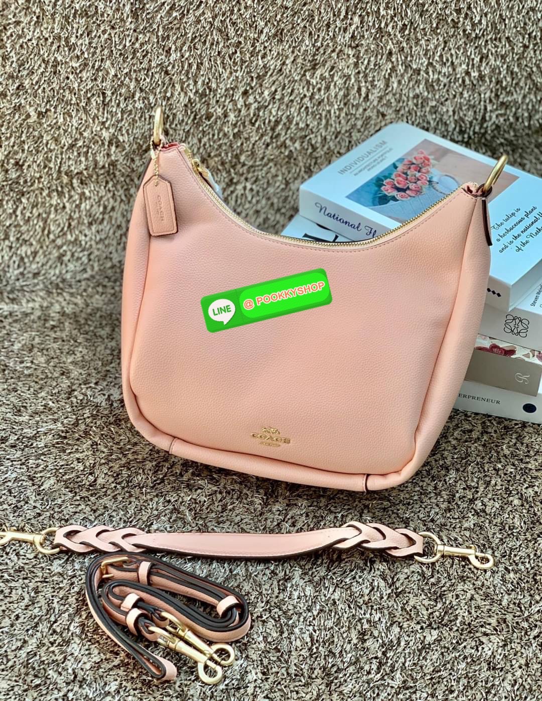 COACH JULES HOBO BAG ((C9189//9190)) 🌍พร้อมส่งที่ไทย! ต้องบอกก่อนว่าหนังรุ่นนี้อย่างดี นิ่มมากๆ สัมผัสแล้วรู้สึกละมุน กับกระเป๋าใบใหญ่ ทรงสวย เปิดปิดกระเป๋าแบบซิปมีหนังห้อยเพิ่มความเก๋ตรงหัวซิปค่ะ ภายในกระเป๋ากว้างมาก ใส่สัมภาระได้ครบครัน หายห่วงเ