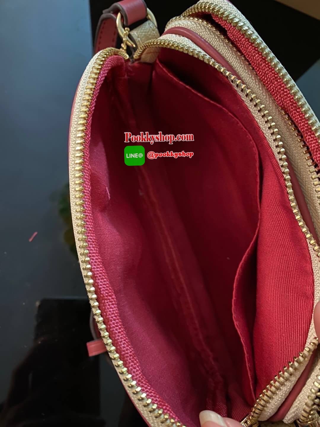 กระเป๋าสะพาย COACH เปิด - ปิดกระเป๋าด้วยซิป มีช่องใส่ของ 2 ช่องใหญ่ ด้านในมีช่องใส่ของ 1 ช่อง