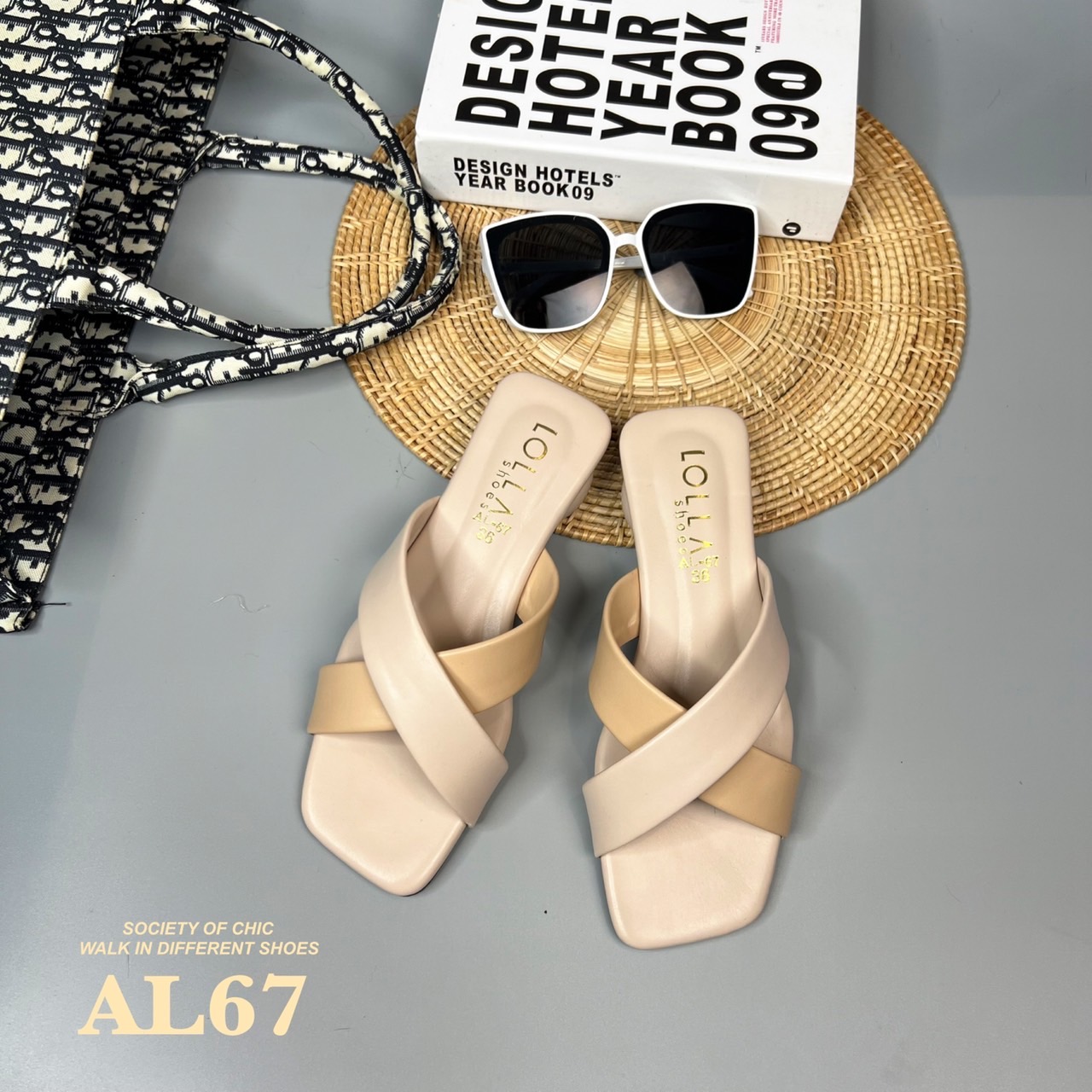 เน้นใส่สบายเดินทั้งวันแบบไม่เมื่อย ส้นมาการองสูงเพียง 1.5 นิ้ว หน้าสวมหนังนิ่ม แบบไขว้ แต่งสีทูโทน 5 สี เบาๆ ใสๆ ใส่ได้ทุกสีผิว