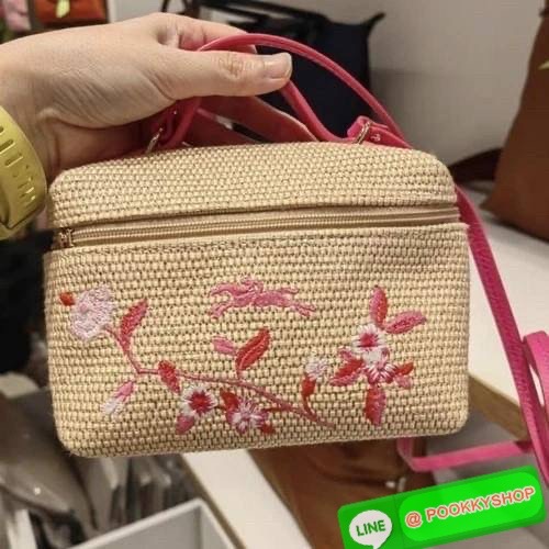 💕 Longchamp vanity xs le panier กระเป๋าสะพายข้างที่ดูเป็นผู้หญิงและไม่คาดฝันใบนี้เป็นเครื่องประดับที่สมบูรณ์แบบในชีวิตประจำวัน มีหูหิ้วและสายสะพาย สามารถถือด้วยมือ สะพายไหล่ หรือสะพายข้างลำตัว Le Pliage เฉลิมฉลองการมาถึงของฤดูร้อนด้วยผ้าใบเอฟเฟกต์