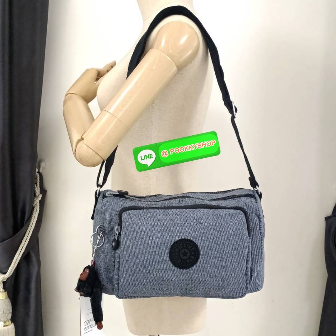 KIPLING RETH CROSSBODY BAG ซับในตาราง วัสดุ Nylon+polyester กระเป๋าสะพายข้างหรือ สะพาย Crossbody ได้ ช่องหน้าเปิด-ปิด ด้วยซิป พร้อมช่องแยกบ่อยด้านข้าง ช่องหลัก 2 ช่อง ด้านในโล่งกว้าง สามารถจุสัมภาระได้เยอะ พร้อมช่องซิปหลัง สายสะพายปรับระดับสั้น-ยาว ได้ fr