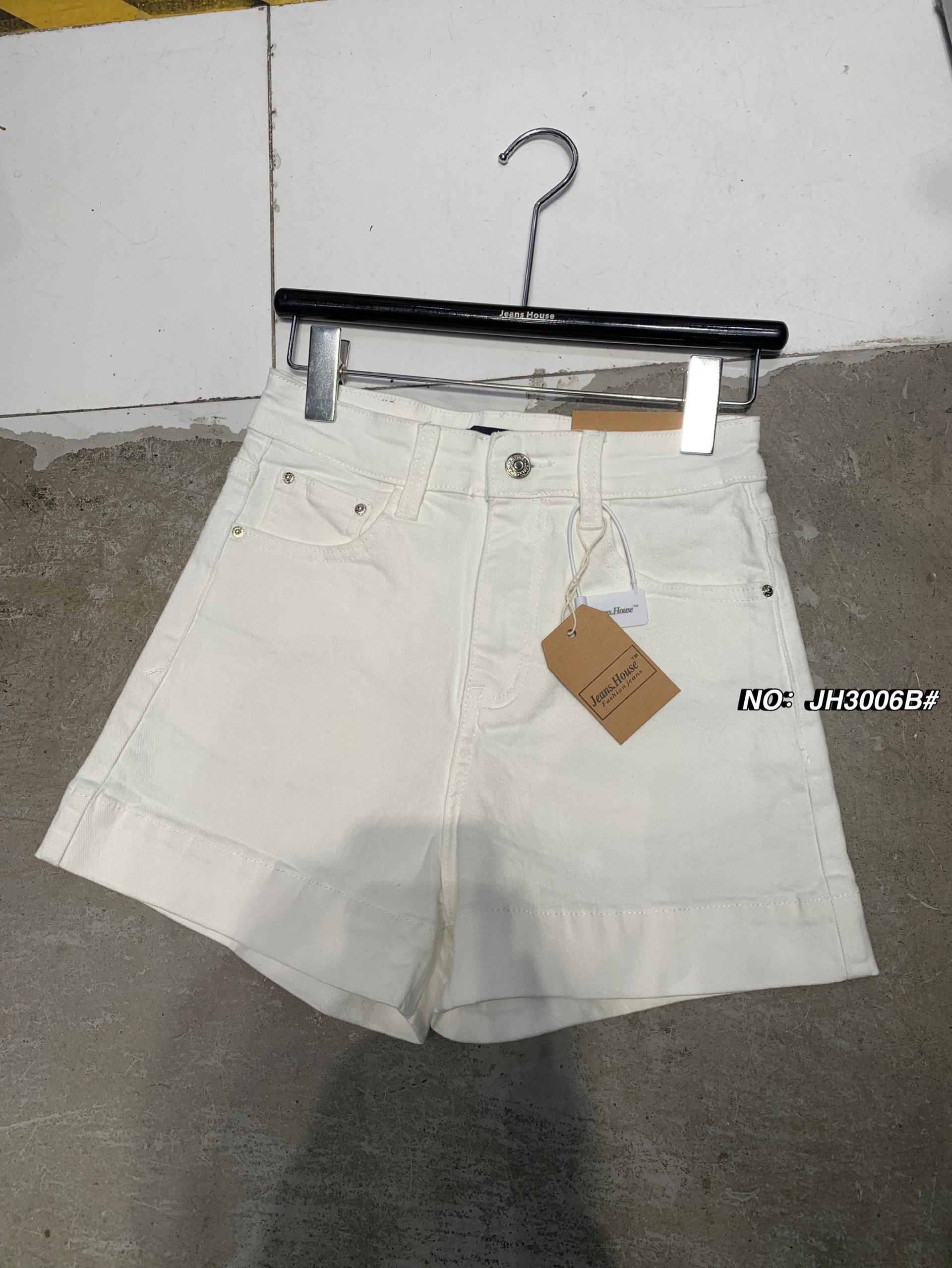 กางเกงแฟชั่น -กางเกงยีนส์ขาสั้น ทรงเอวสูง รุ่นนี้บอกเลยทรงสวยมาก เนื้อผ้ายีนส์ยืด สีขาว:No.JH3006B#