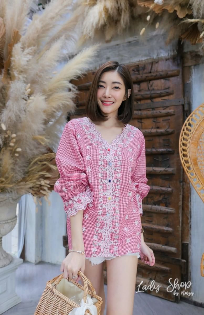 🎀Lady Shop originals®️🎀 💬new in today!!เสื้อญี่ปุ่นแท้งานนำเข้า ดีเทลงานปักทั้งตัวแบบสวย งานใช้กระดุมผ้าอย่างดี มีสม๊อคปลายแขน ทรงฟรีไซส์ ใส่ได้ตลอด สามารถใส่แมชได้ทั้งขาสั้นและขายาวจ้า สินค้านำเข้า💯จากโรงงานค่า