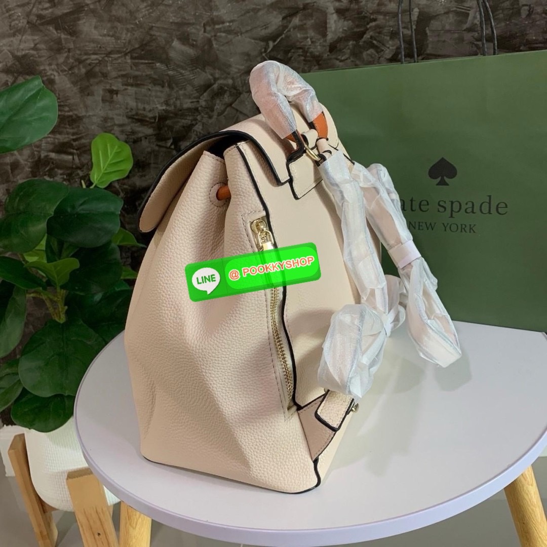 KATE SPADE NEW YORK Sinch Pebbled Leather Medium Flap Backpack กระเป๋าสะพายเป้หนังนิ่มลายหนังสวย ด้านหน้าตกแต่งด้วยชื่อแบรนด์ มีช่องซิปเล็กด้านข้างกระเป๋า 1 ช่อง ช่องใหญ่เปิด-ปิดด้วยตัวรูด ด้านในโล่งกว้างจุของได้เยอะมาก และมีช่องซิปใส่ของจุกจิกค่ะ