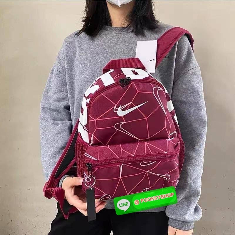 💕NIKE Brasilia Just Do It เตรียมพร้อมก่อนออกเดินทางด้วยกระเป๋าเป้สะพายหลังจาก NIKE รุ่น Brasilia Just Do It ด้วยภายในที่กว้างขวางสำหรับจัดเก็บสัมภาระที่หลากหลายไม่ว่าจะเป็นสมุดหนังสือ ดินสอหรือเครื่องเขียนสำหรับไปโรงเรียนหรือใส่ขวดน้ำเตรียมพร้อมเด