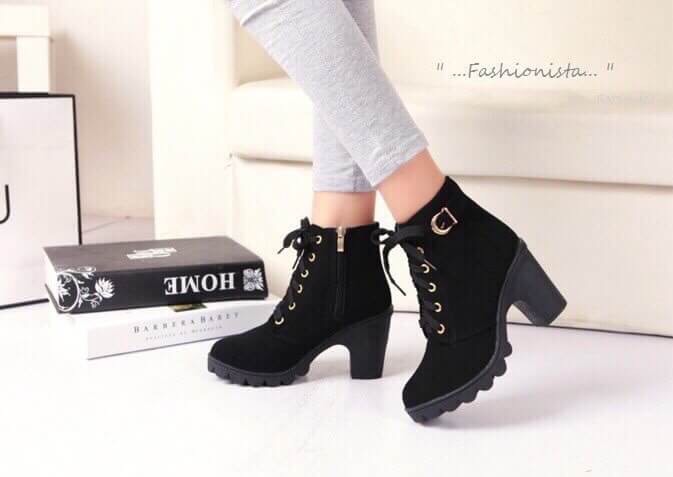 COLLECTION STYLE KOREA Lot ที่ 7 มาถึงแล้วค่ะ งานสวย แบบขายดีมาก ครองแชมป์ขายดีตลอดกาลไปแล้วสำหรับรุ่นนี้ รองเท้าบู้ทสั้นทรงหุ้มข้อส้นหนาพื้นมัฟฟิ่น วัสดุหนังสักกะหลาดเนื้อนุ่มแต่งอะไหล่ทองเงา งานนำเข้าแฟชั่นสไตล์เกาหลี ห่วงร้อยเชือกตอกตาไก่อย่างดี ถอดใส่