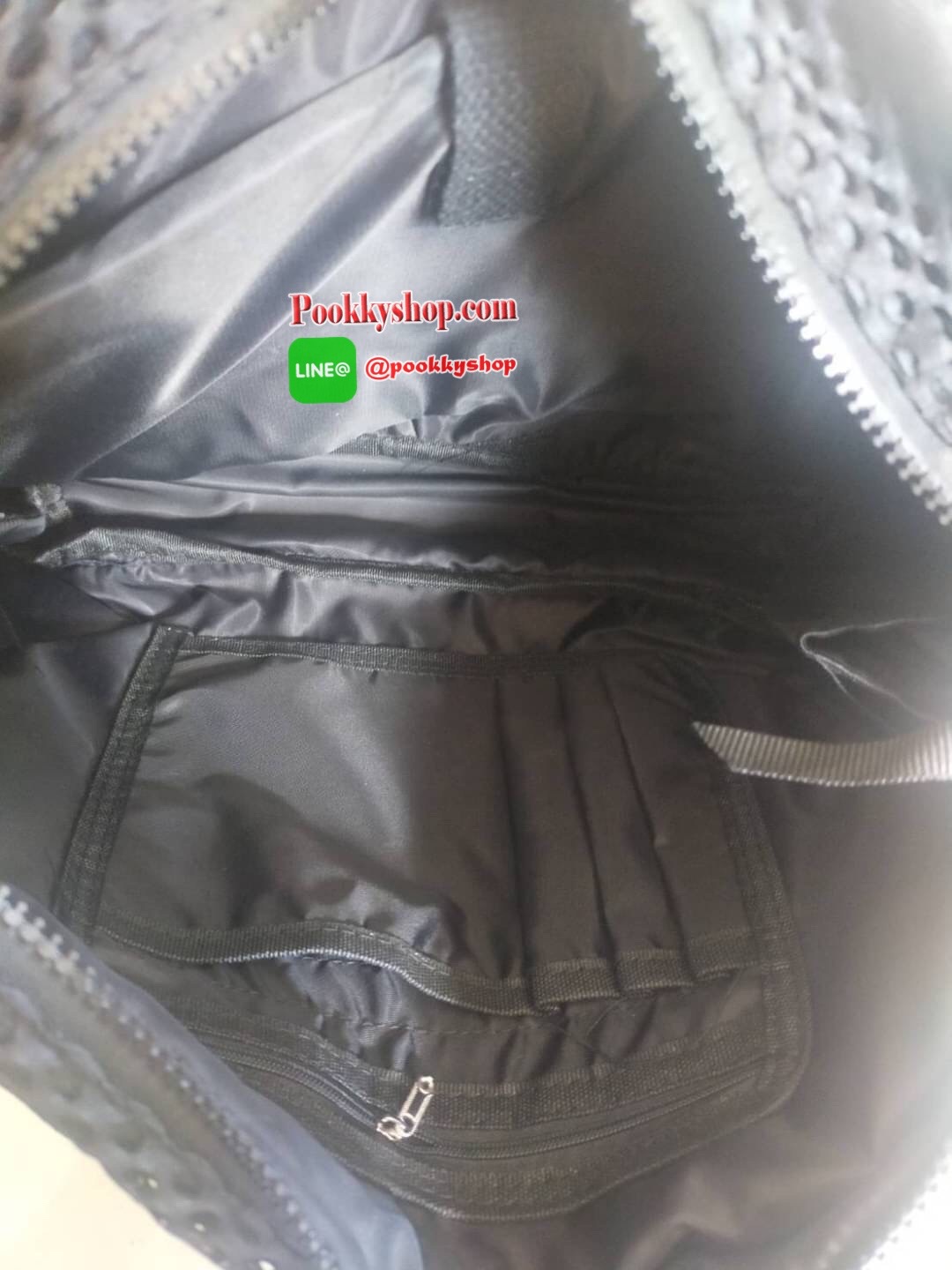 Brand : Nike Detail : กระเป๋าสะพายข้างสุดชิค เก๋ไก๋ด้วยลายที่โดดเด่นของ Nike ภายในกว้าง ใส่ของได้จำนวนมาก มีทั้งช่องซิป ช่องใส่ของเล็กๆ น้อยๆ กระเป๋าระบายได้ดีมาก สามารถใส่เสื้อผ้าไปออกกำลังกายได้เลย ราคาแบบนี้ใครยังไม่มีต้องเก็บไว้สักใบแล้วนะคะ กระเป๋าน้