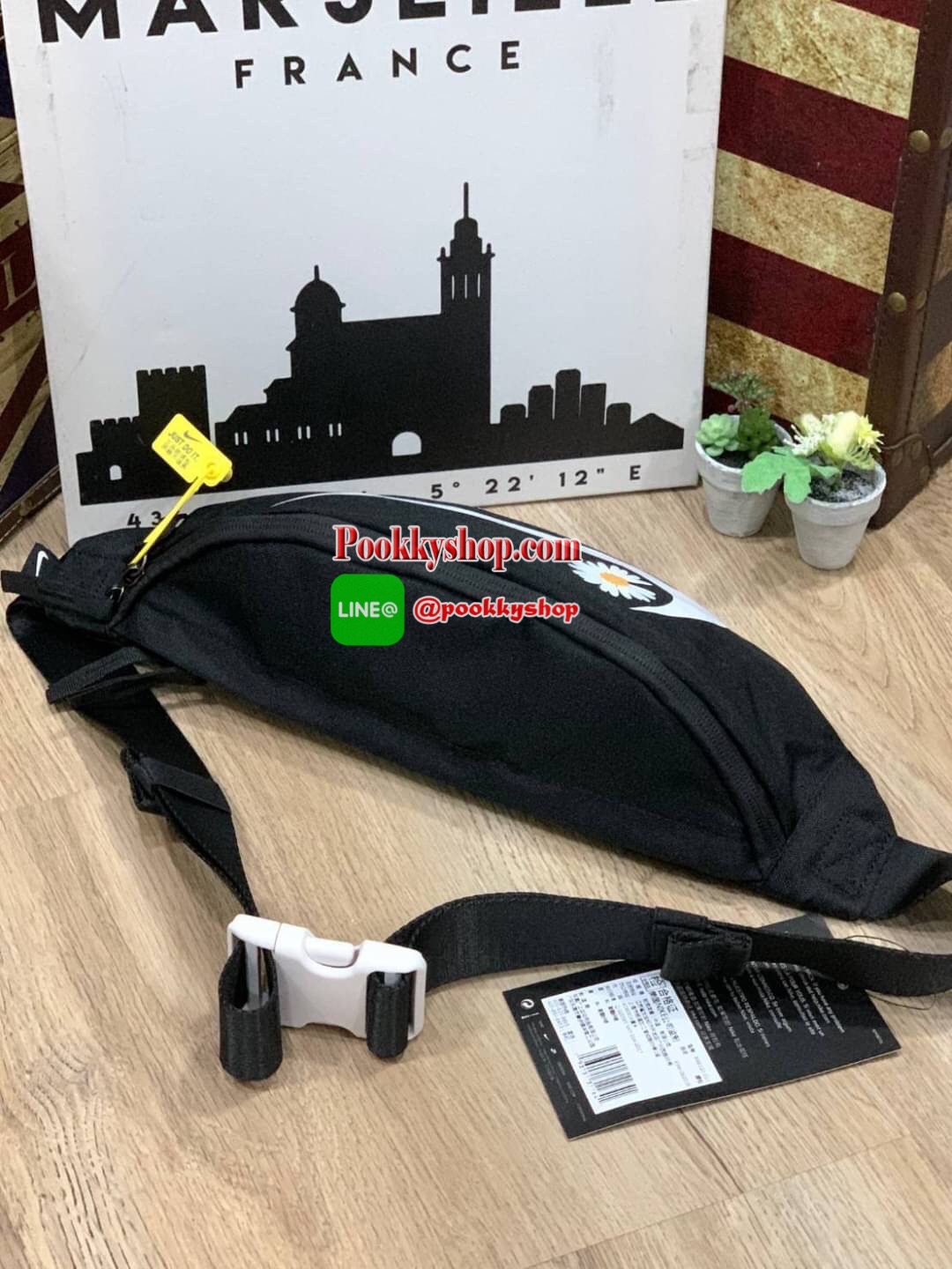 NIKE HERITAGE HIP PACK รุ่น BA6110-011 กระเป๋าทรงคาดเอวและคาดหน้าอกสไตล์สปอร์ต เปิดปิดด้วยซิปคู่ ภายในใส่กระเป๋าสตางค์ยาวได้ ด้านหน้าสกรีนตามลายต่างๆของนักออกแบบชื่อดังสาย มีคาดปรับความยาวได้ฟรีไซส์ น้ำหนักเบา เป็นกระเป๋าที่เปิดกว้างหาของได้ง่าย และใช้ได้