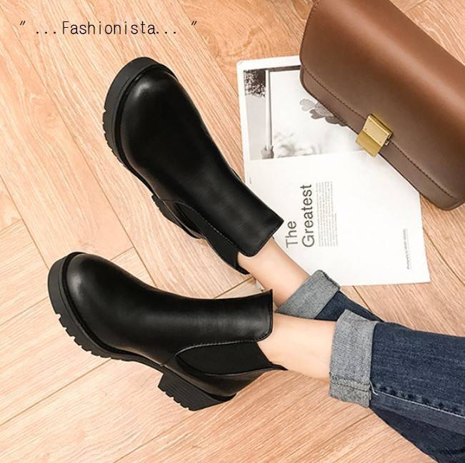 แบบขายดีติดดาว Best Seller!!! Restock งานฮ็อตฮิต รองเท้าบู้ททรงสั้นหุ้มข้อสไตล์ casual วัสดุหนัง pu เนื้อหนานุ่มคุณภาพดี พื้นยางหยักกันลื่นดีเยี่ยม ส้นหนา 2" ทรงแน่นกระชับ เพิ่มฟังค์ชั่นการใช้งานถอดใส่ง่ายและช่วยเพิ่มความยืดหยุ่นสะดวกมากยิ่งขึ้นด้วยข