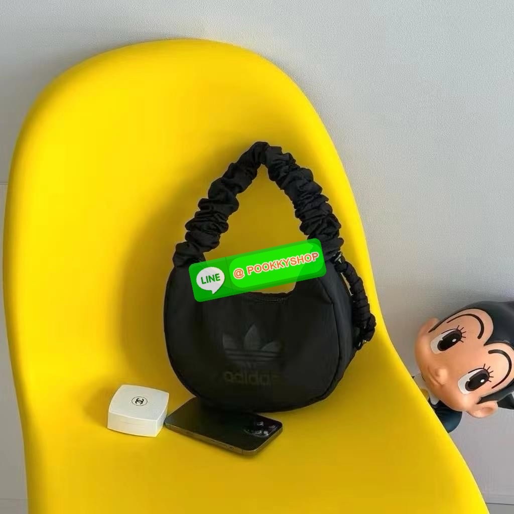 Rare items! ในเวปรุ่นนี้ขายเกือบๆ3พันจ้าา ADIDAS ORIGINAL NYLON BAG 2024 ยังมีพร้อมส่ง! สวยจึ้งมากๆค่าสาวๆ กระเป๋าแนววสปอร์ตจากอดิดาส ไม่ตกเทรน วันไหนๆจะพกพาในไทยหรือ ตปท.ได้หมด วัสดุไนล่อนเสริมนวมอย่างดี ขนาดกลางๆ ค่ะ