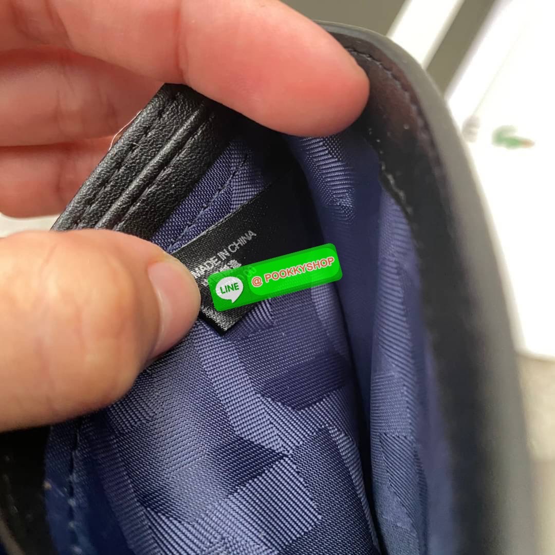 ลาคอส SHORT WALLET กระเป๋าสตางค์แบบพับ2ตอนสำหรับผู้ชาย มีช่องใส่บัตรและช่องใส่ธนบัตรแยกเป็นสัดส่วน กระเป๋าสตางค์หนัง PVC คุณภาพดีตามแบบฉบับของแบรนด์ มาพร้อมกล่อง ถุงกระดาษแบรนด์แบรนด์แข็งแรงสวยมากค่ะ ไม่ว่าจะใช้เองหรือเป็นของขวัญก็สุดคุ้มและน่าใช้ ห้ามพ