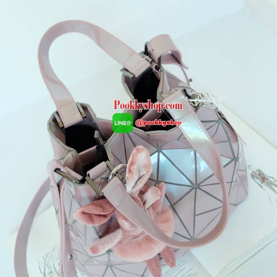 รุ่นขายดี ลาย Limited edition หายาก ปรับทรงได้ 2 แบบ น่ารักมาก สี Rose pearl สวยที่สุด มาพร้อมกระต่ายเข้า set เลิศคะ ⚡กระเป๋า จากแบรนด์ David Jones กระเป๋าสะพายข้างดีไซน์เกร๋มาก สีสวยหรูมาก ขนาดกะลังดีเลย ⚡น้ำหนักเบามากคะ ภายในมีช่องเก็บของจ