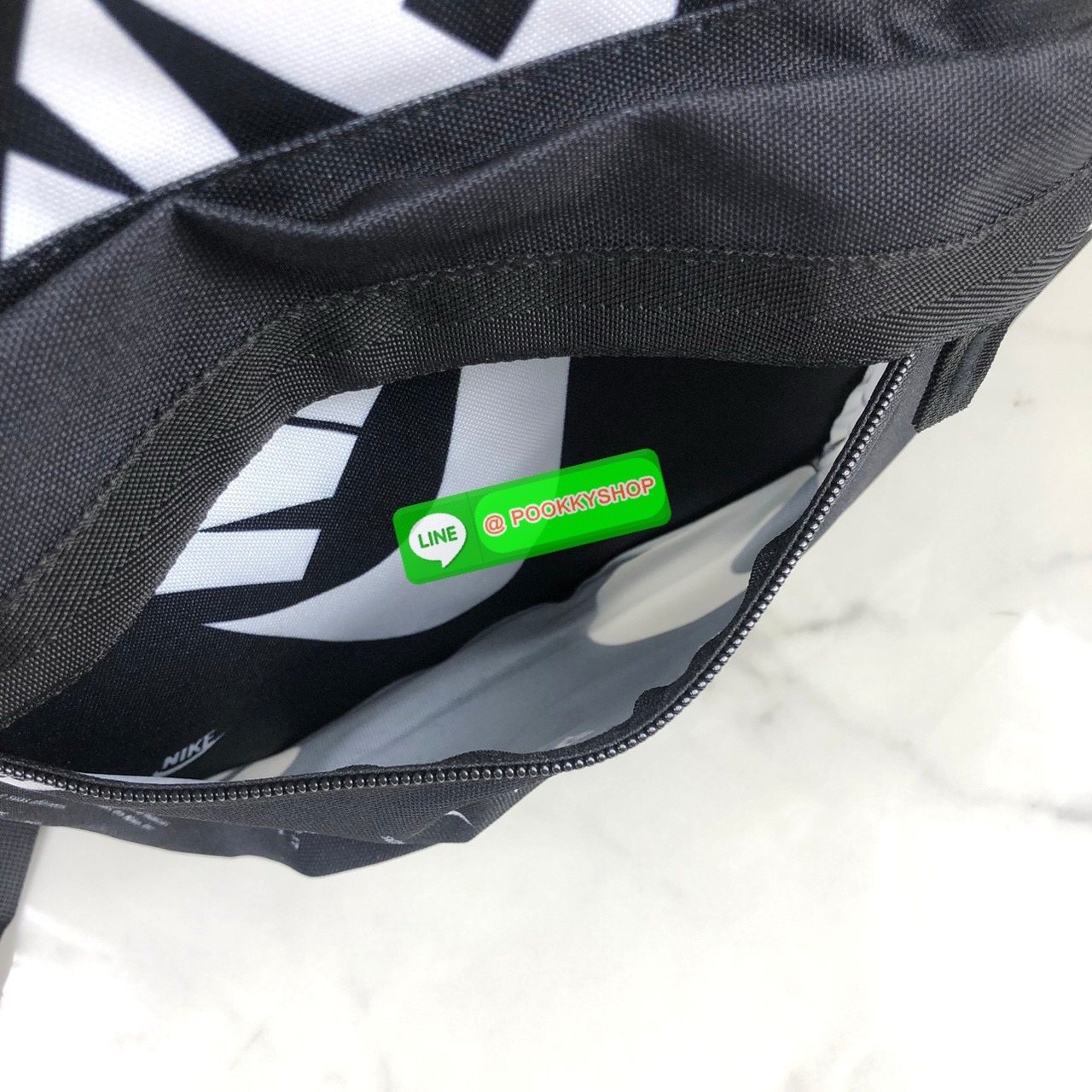 กระเป๋าเป้ NIKE เปิด - ปิดกระเป๋าด้วยซิป ด้านหน้ามีช่องซิปใส่ของ 1 ช่อง ด้านบนเป็นซิปคู่ ภายในโล่ง ด้านข้างมีช่องใส่ของทั้ง 2 ฝั่งค่ะ หูหิ้วด้านบนสูง 8 cm สายสะพาย สามารถปรับได้ Free Size