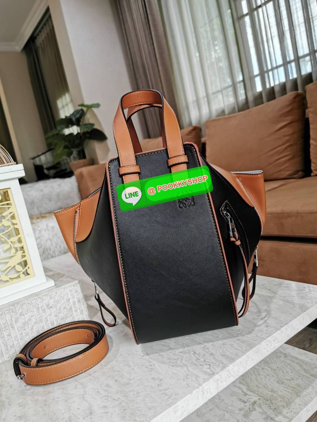 ✴️ห้ามพลาด!✴️LOEWE HANDLE & SHOULDER BAG VIP GIFT WITH PURCHASE (GWP) กระเป๋าถือหรือสะพายหนังแท้พรีเมี่ยมกิ๊ฟ Limited จาก LOEWE PERFUME DUTYFREE รุ่น Rare items สุดๆวัสดุหนังแท้ Calfskin หนังสวยดีไซน์มีเอกลักษณ์ ใบใหญ่กำลังดี น้ำหนักเบา ด้าน