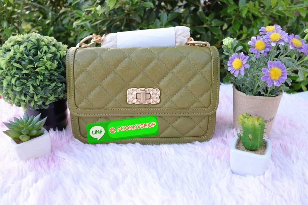 กระเป๋าสะพายข้างคอลใหม่ล่าสุดสามารถถอดสายปรับเป็นทรงคลัชได้นะคะ สายโซ่ปรับระดับไม่ได้แต่ถอดออกได้จ้าด้านในแบ่งเป็น 2 ช่องใช้งาน 1 ช่องใหญ่ตรงกลางและ 1 ซิปด้านหน้า มีช่องเสียบบัตรให้ด้วยนะคะ ฝากระเป๋าเปิดปิดด้วยตัวหมุนล็อคค่ะ