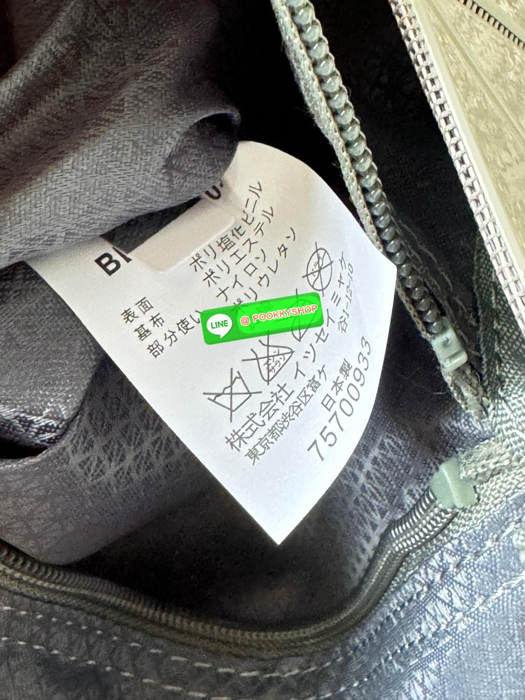 Baobao Issey Miyake 6x6 กระเป๋า Tote รุ่นนี้ถือว่าเป็นกระเป๋า Tote ไซส์กลางที่เหมาะกับการพกพาสิ่งของที่จำเป็นในทุก ๆ วัน มาพร้อมสายที่สามารถปรับได้ทั้งสองสาย และมีช่องใส่ของช่องเล็กด้านใน 1 ช่อง จุของได้เยอะแถมยังทนทาน ใช้เป็น Everyday Bag ได้เลยคะ พกพาสะ