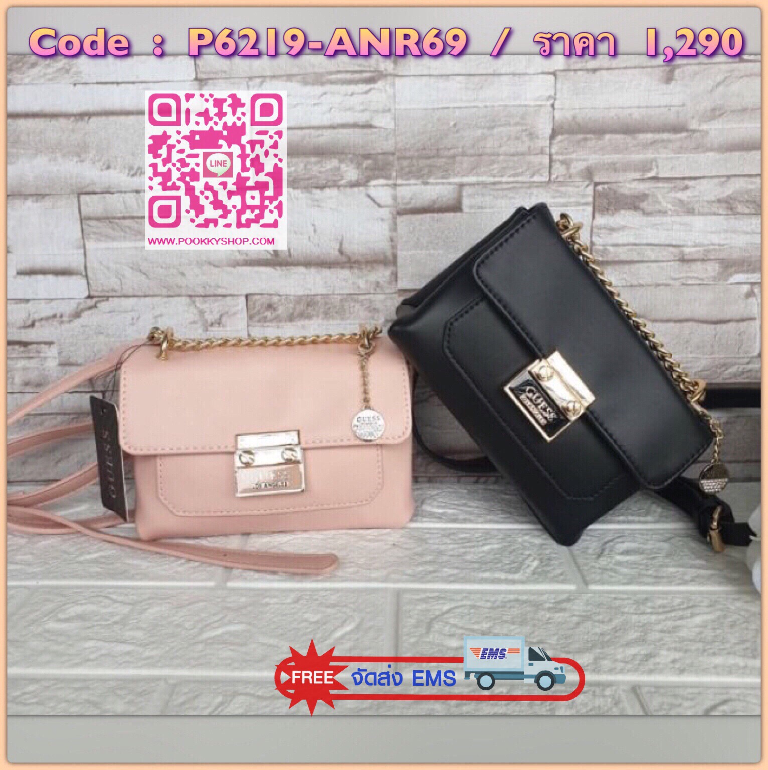 Guess Mini Crossbody Bag กระเป๋าสะพายข้าง Crossbody หนังนิ่มเรียบอยู่ทรง มาพร้อมพวงกุญแจแบรนด์ฝังเพชรสวยหรู ดูแพง พวงกุญแจถอดออกได้ กระเป๋าขนาดกำลังพอดี น่ารัก น่าใช้ค่ะ เปิด-ปิดด้วยกระดุมแป็ก ด้านหน้าติดโลโก้แบรนด์อะไหล่ทอง ภายในโล่ง ซับในผ้าอย่างดี มีช่
