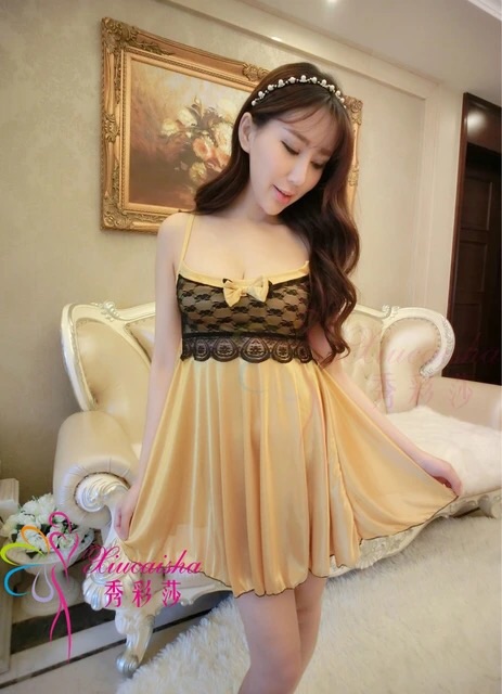 ชุดนอนเซ็กซี่ ชุดนอน สายเดี่ยว ผ้าซาติน สีเหลืองทอง แต่งลูกไม้ดำ สองชั้นช่วงอก เล่นสีทูโทน เก๋ๆ แบบหรู ๆ แนวคุณหนูสุดๆ