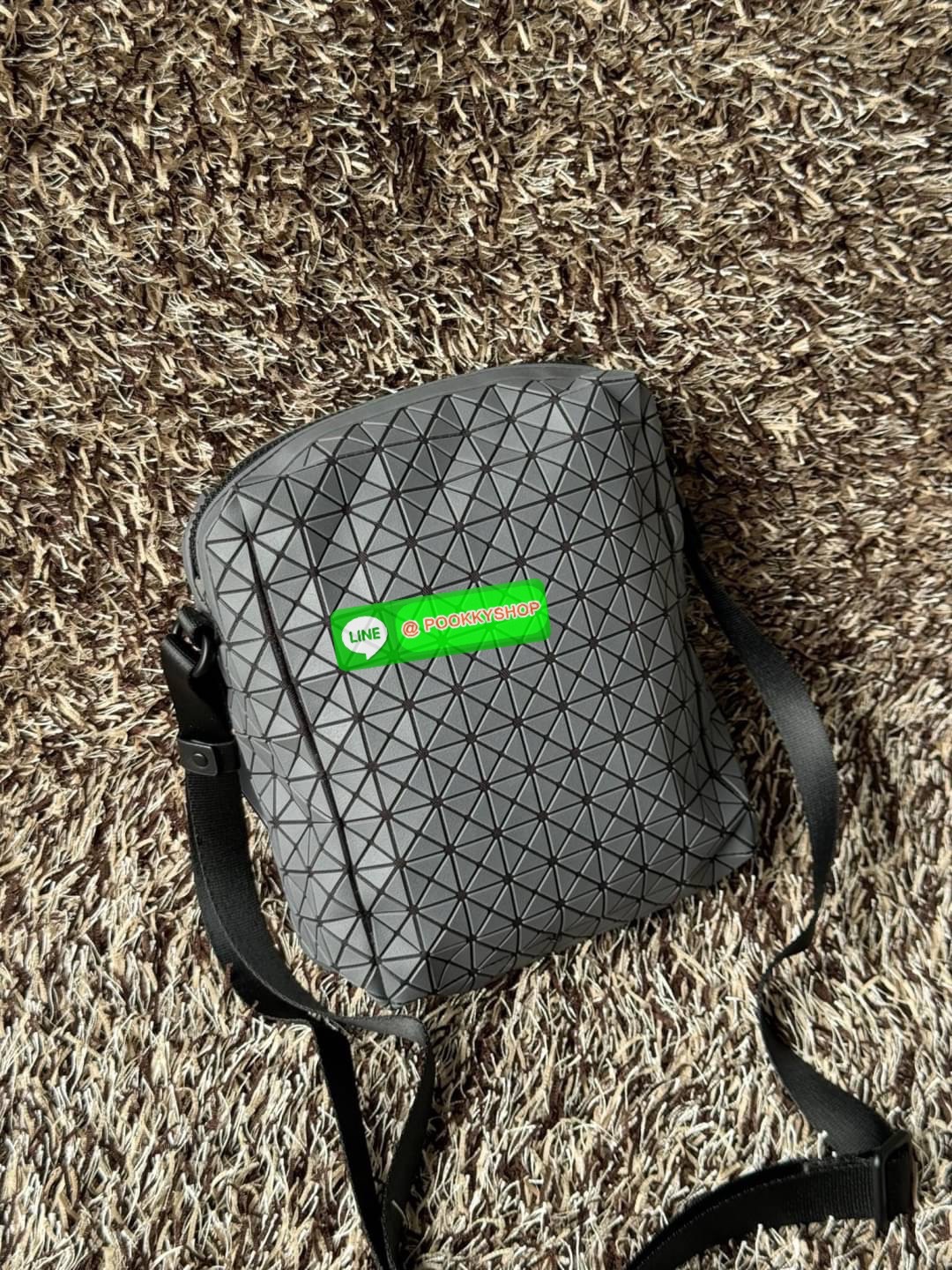 Bao bao issey miyake VOYAGER Shoulder Bag กระเป๋าสะพายข้างใบนี้มีสายสะพายปรับระดับได้ มีซิปเปิดปิดด้านบน และช่องแบบเปิดด้านใน ช่องกระเป๋าด้านนอกปิดด้วยปุ่มแม่เหล็ก มีขนาดที่สะดวกสำหรับเก็บสิ่งของจำเป็นทั้งหมดของคุณ VOYAGER คือเพื่อนร่วมเดินทางที่สมบูรณ์แบ