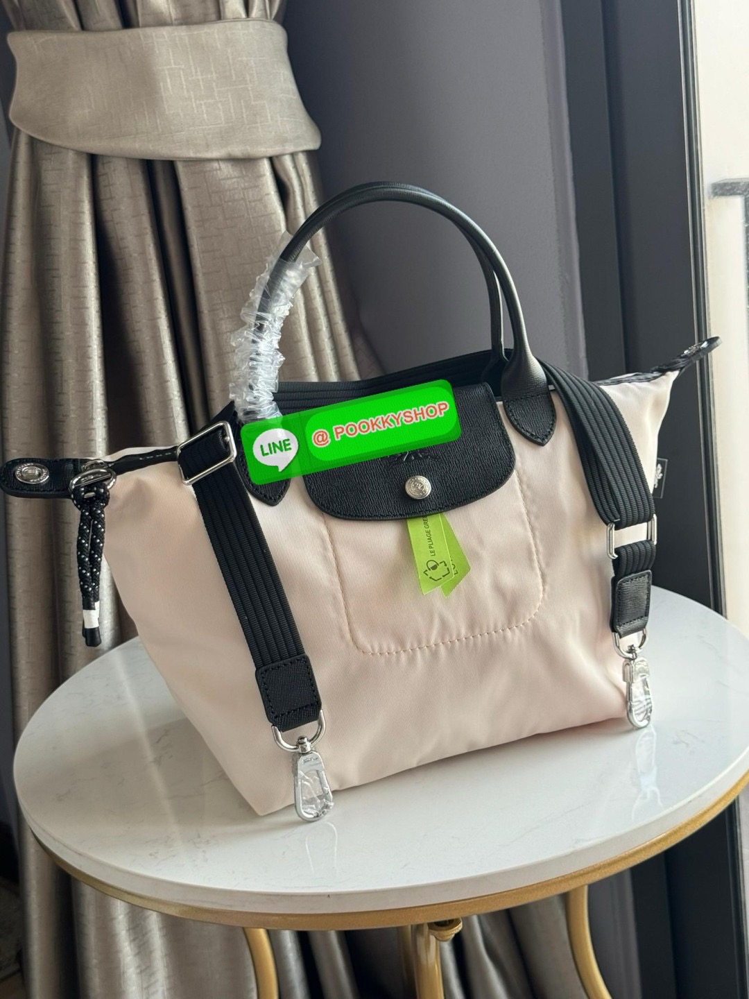 Longchamp LE PLIAGE ENERGY S HANDBAG LE PLIAGE รีไซเคิล ECONYLสไตล์สปอร์ต ทันสมัย และใช้งานได้จริง น้ําหนักเบา กระเป๋าใบนี้เป็นเครื่องประดับที่มีเสน่ห์ในอุดมคติที่จะติดตามคุณในทุกกิจกรรมยามเย็นของคุณ มาพร้อมกับสายสะพายไหล่ปรับได้ สามารถพกพาได้ ทั้งแบบถือแ