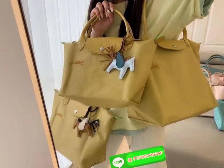 LONGCHAMP LE PLIAGE GREEN Shoulder bag L กระเป๋าโท้ทใบนี้ดึงดูดใจคุณด้วยรูปทรงมินิมอลและปริมาตรที่เพียงพอซึ่งสามารถเก็บเอกสารหรือแล็ปท็อปทั้งหมดของคุณได้อย่างง่ายดาย ด้ามยาวช่วยให้คุณสวมใส่ได้อย่างสบายบนไหล่ ขณะที่การปิดด้วยซิปช่วยให้มั่นใจได้ว่าสิ่งของทั
