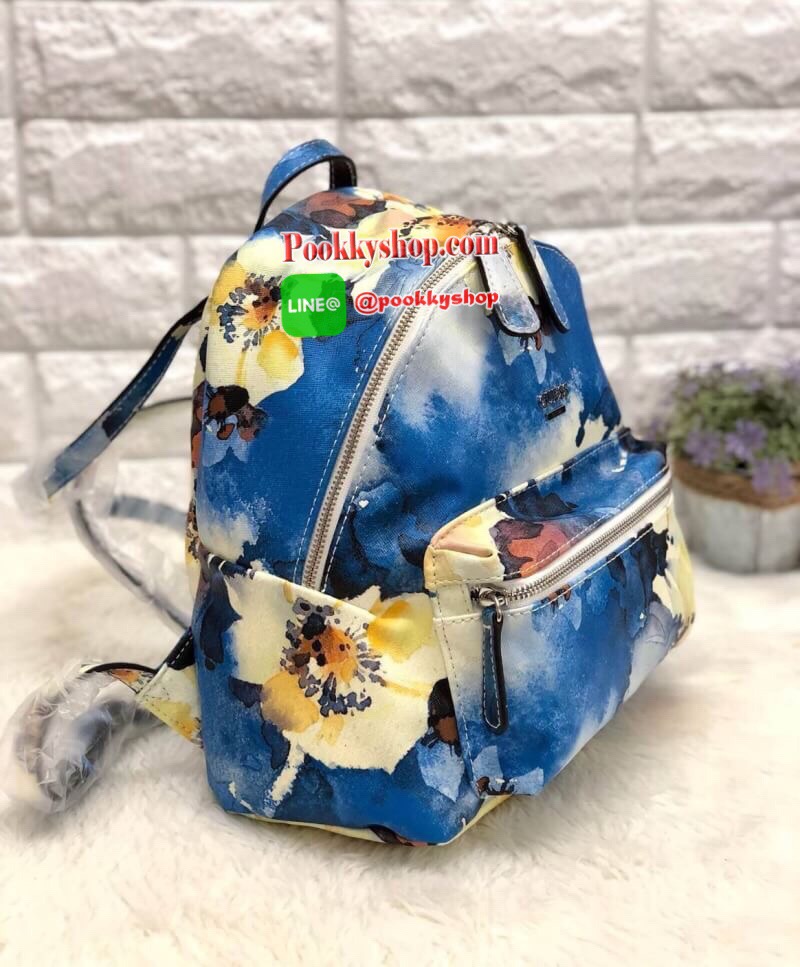 New in!!! GUESS BACKPACK BAG ลายดอกไม้มาเพิ่มค่ะ กระเป๋าสะพายหลัง หนังซาฟเฟียโน่นิ่ม ด้านหน้ามีโลโก้แบรนด์ พร้อมช่องซิปเล็กใส่มือถือหรือของจุกจิกได้ค่ะ เปิดปิดกระเป๋าแบบซิปคู่ ภายในโล่งใส่ของจุ มีช่องซิปและช่องเล็กใส่ของจุกจิกนะคะ ซับในลายแบรนด์ค่ะ สายสะพ