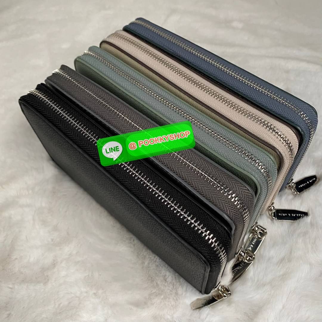 CHARLES & KEITH LONG ZIP AROUND WALLET กระเป๋าเงินใบยาวซิปรอบถูกหลังฮวงจุ้ย คอลเลคชั่นสีสุภาพหนังปั๊มลายคาเวียร์ทั้งใบ น้ำหนักเบา ด้านในกระเป๋าแบ่งเป็น 3 ช่องใหญ่ มีช่องซิปใส่เหรียญตรงกลาง จุการ์ด 12 ช่อง สามารถใส่ธนบัตรได้ตามยาวอีก 2 ช่อง มาพร้อมกล่องและ