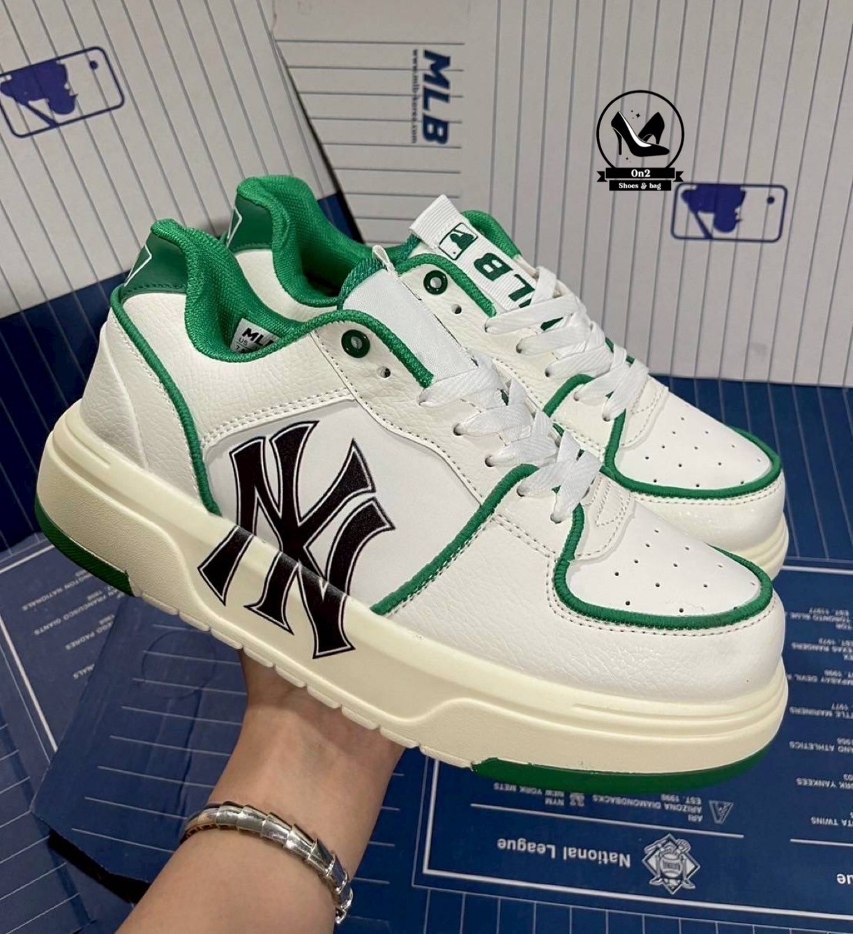 MLB Korea - New York Yankees Sneakers ผ้าใบ NY MLB คอลใหม่เสริมส้นทรงสวยเก๋เทห์มากๆ วัสดุนิ่มน้ำหนักเบาใส่ออกกำลังกายได้ใส่แฟชั่นก็สวยมากค่ะ งานเป๊ะ รีบมาตำไปเทห์กันก่อนหมดจ้า