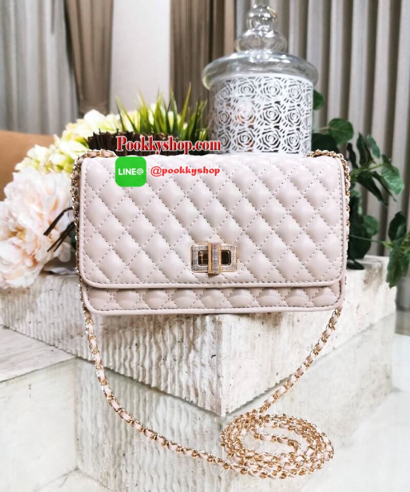 พร้อมส่ง! BEST SELLER! CHARLES & KIETH MINI CLUTCH BAG กระเป๋าสะพายทรงคลัชรุ่นยอดนิยมดีไซน์คลาสสิควัสดุหนังนิ่มลายตารางสวยอยู่ทรงขนาดมินิสไตล์ Chanel เปิดปิดด้วยตัวล๊อคแบบบิดอะไหล่ทอง ด้านหลังประดับโลโก้แบรนด์สวยดูดี มาพร้อมสายสะพายโซ่ร้อยหนัง Crossbody ไ