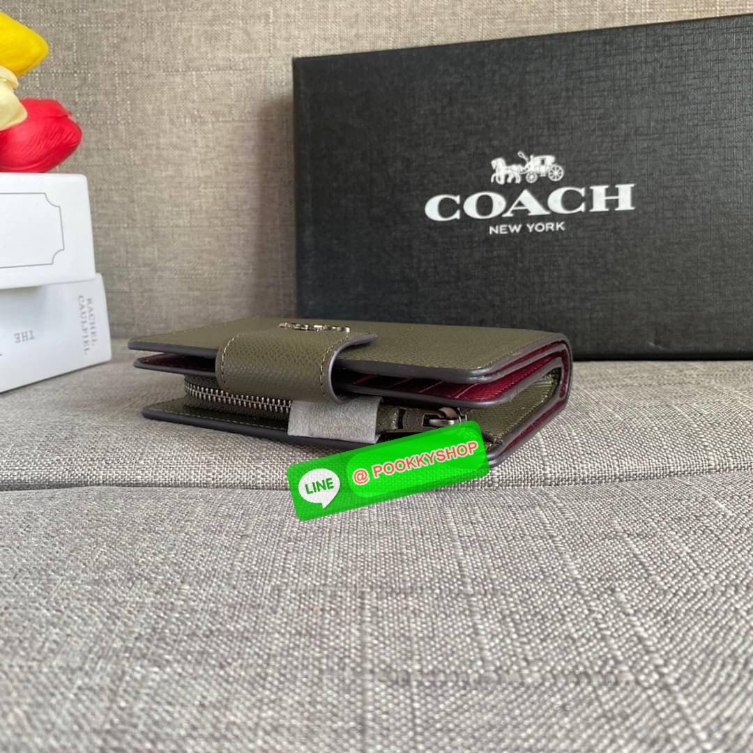 COACH 6390 MEDIUM CORNER ZIP WALLET กระเป๋าสตางค์ใบกลาง สีพื้นเรียบหรู วัสดุcrossgrain ภายในมีช่องใส่บัตรและธนบัตรได้ทุกชนิด มีช่องซิปใส่เหรียญ ขนาดกะทัดรัดพกพาง่าย คนชอบจัดระเบียบกระเป๋าสตางค์แนะนำเลยจ้า