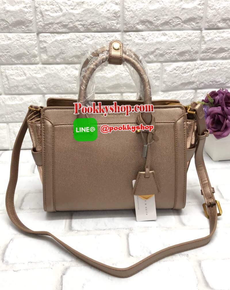 ลายหนังคาเวียร์ อะไหล่ทองคลาสสิค ปี 2018 ✔️พร้อมเฉดสีใหม่ปี 2018 New arrival !!! CHARLES & KEITH BAG Best Seller!!! พร้อมส่งค่ะ....กระเป๋าถือและสะพายข้าง ทรงสวยเก๋ หนังคาร์เวียตัดขอบหนังเรียบด้านข้างได้อย่างสวยงามค่ะ ด้านหน้าห้อยพวงแบรนด์หรูมาให้ เ