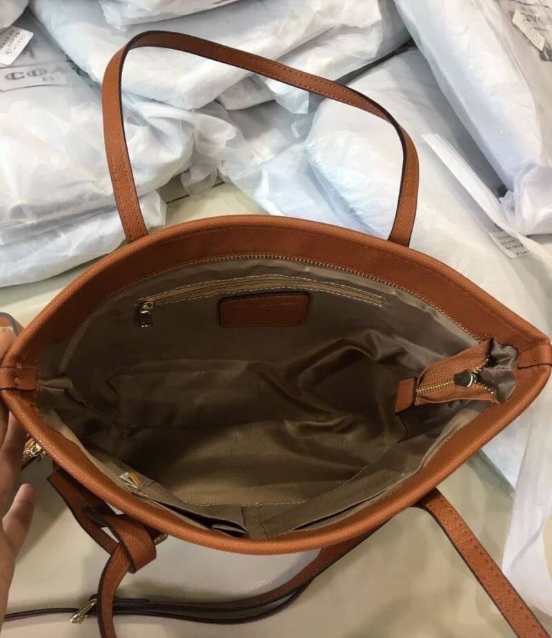 (hot)🔥🔥 Coach ทรงช้อปปิ้ง เกรดท็อปมิลเลอร์ กระเป๋าถือ สะพายข้าง งานวัสดุเกรดมิลเลอร์ทั้งใบ งานปั้ม เป๊ะทุกจุด ติดโลโก้ Coach ถุงผ้าปั้มเเบร์น coach มีใบเล็ก มีสายยาวปรับได้ ขนาดสวย รุ่นนี้ขายไวมากจ้า