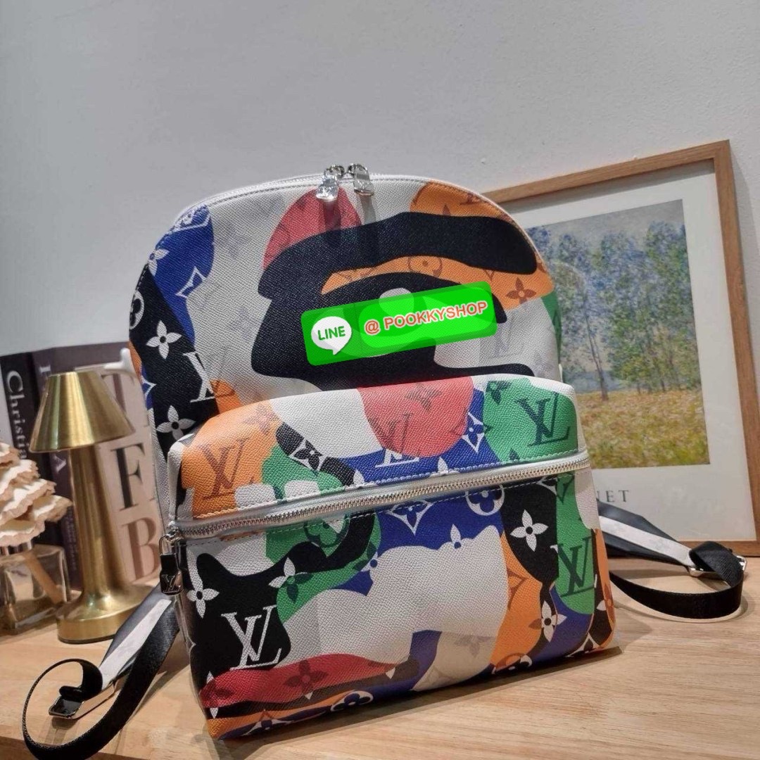 LV discovery backpack 🔆 Details ไอเท็มใหม่ 2023 ให้หนุ่มๆได้ใจสั่น กับกระเป๋าเป้สุดคูล ดีไซน์ลวดลายโดดเด่น ไม่ซ้ำใคร สีสันตกแต่งได้ลงตัว ใช้งานง่ายด้วยซิป ด้านหน้ามีช่องให้หนึ่งช่อง สายสะพายปรับได้อีกเล็กน้อย ภายในโล่งกว้างมาก มีช่องย่อยให้ เรียกไ