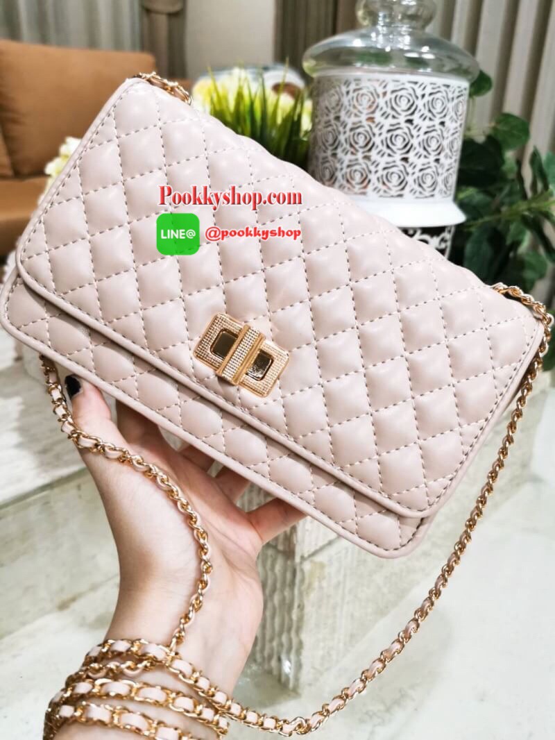 พร้อมส่ง! BEST SELLER! CHARLES & KIETH MINI CLUTCH BAG กระเป๋าสะพายทรงคลัชรุ่นยอดนิยมดีไซน์คลาสสิควัสดุหนังนิ่มลายตารางสวยอยู่ทรงขนาดมินิสไตล์ Chanel เปิดปิดด้วยตัวล๊อคแบบบิดอะไหล่ทอง ด้านหลังประดับโลโก้แบรนด์สวยดูดี มาพร้อมสายสะพายโซ่ร้อยหนัง Crossbody ไ