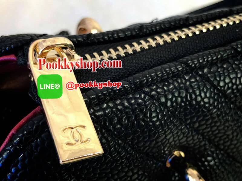 Chanel Bag กระเป๋าทรงหมอน วัสดุหนัง ลาย v สัมผัสนิ่มมือ ทนทาน น้ำหนักเบา เปิด-ปิดด้วยซิปอะไหล่ทอง มีสายยาว ภายในมีช่องใส่ของจุกจิก และซิปใหญ่ อีก1 ช่อง จุของได้เยอะ น้ำหนักเบา ซื้อใช้เองหรือฝากเป็นของขวัญก็สุดคุ้มค่ะ สวยมากงานดีสุดจากเคาท์เตอร์ต่างประเทศ