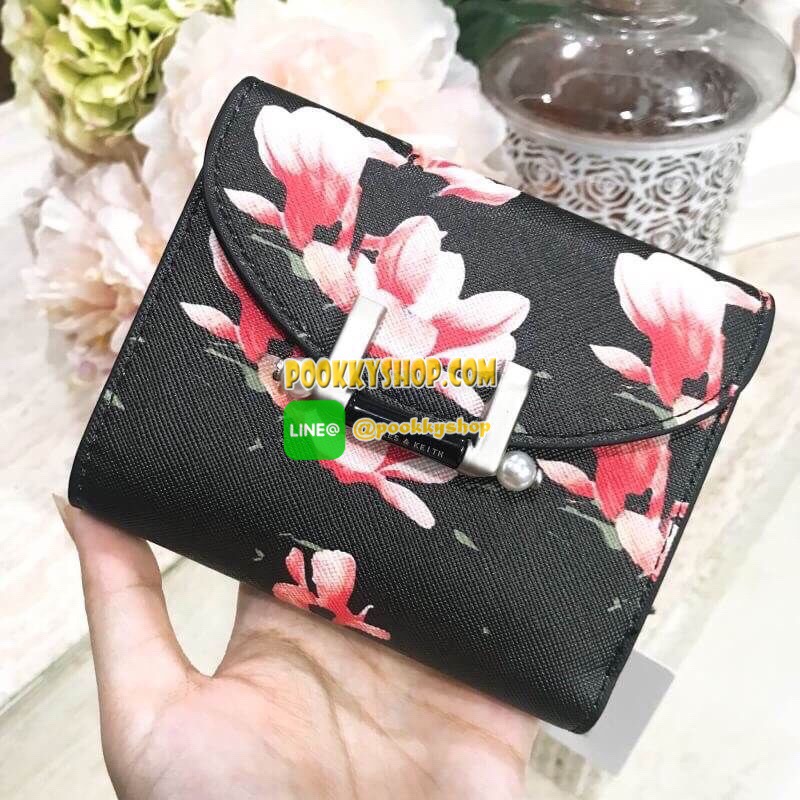 พร้อมส่งความน่ารัก! BEST SELLER! CHARLES & KEITH Peforated Wallet กระเป๋าสตางค์ใบสั้นพับ3ตอนรุ่นยอดนิยมวัสดุหนัง Saffiano สีดำประดับลายดอกไม้ Van Goh คลาสสิค ดีไซน์สวยเก๋ไม่ซ้ำใคร ด้านหน้าปั้มโลโก้เปิดปิดด้วยกระดุมเเม่เหล็ก ภายในมีกระเป๋าเล็กช่องซิปสำหรับ
