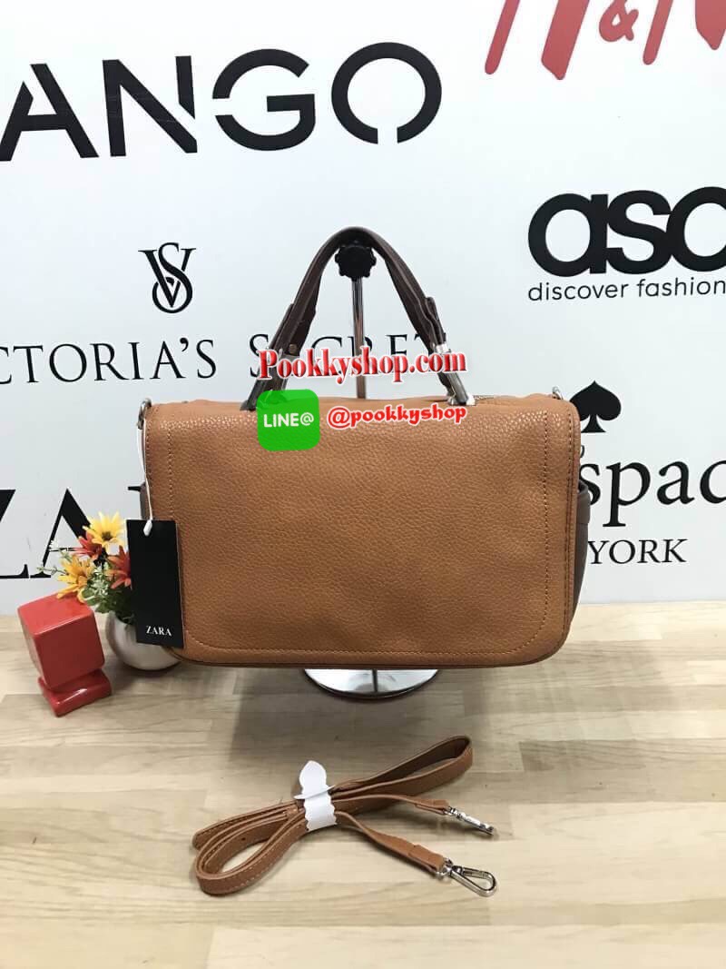 Best seller!!!ZARA SQUARE BOWLING BAG กระเป๋าสะพาย ZARA หนังเเกะเทียมนิ่ม ทรงหมอน มาพร้อมสายสะพายยาว104cm ปรับสายได้ด้วยหมุด3ระดับ ถอดสายได้ หูจับสูง13cmปรับได้ อะไหล่เงิน ภายในมีช่องเล็กหลายช่อง ด้านข้างๆสีทูโทนสามารถใส่ของได้ทั้ง2ด้าน จุได้เยอะ ใช้งานได